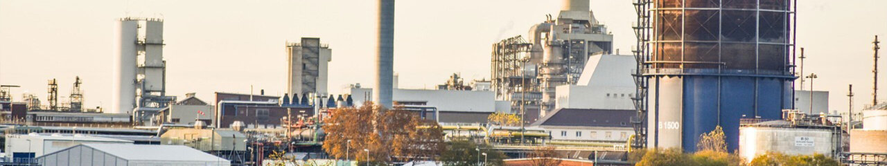 Das Bild zeigt eine Industrieanlage, verschiedene Gebäude und Türme bilden das Gesamtbild.