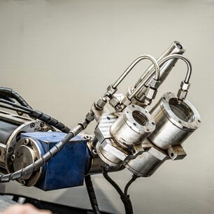 Das Bild zeigt eine 'Manway Cannon' von vorne mit seinen einzelnen Bauteilen und einem neutralen Hintegrund.