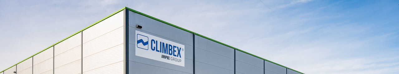 Climbex Gebäude von außen. Mehrere Firmen-Transporter stehen davor.