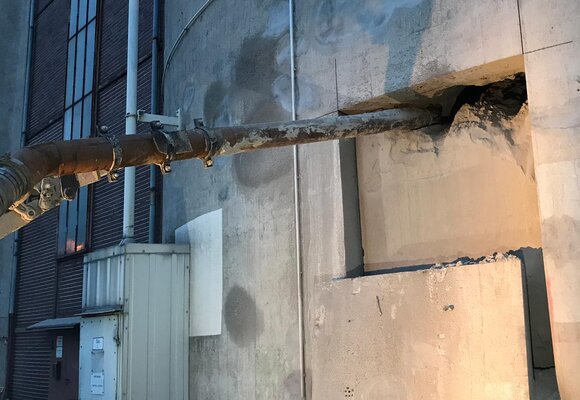 Silo-Betonwand von außen, es wurde ein Platte 