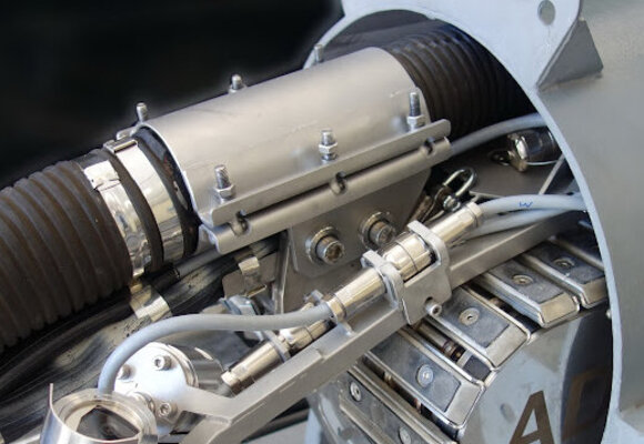 Nahaufnahme wie der Roboter mit Schlauch in ein Rohr fährt.