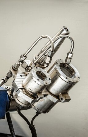 Das Bild zeigt eine 'Manway Cannon' von vorne mit seinen einzelnen Bauteilen und einem neutralen Hintegrund.