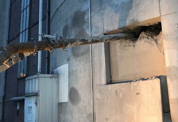 Silo-Betonwand von außen, es wurde ein Platte 
